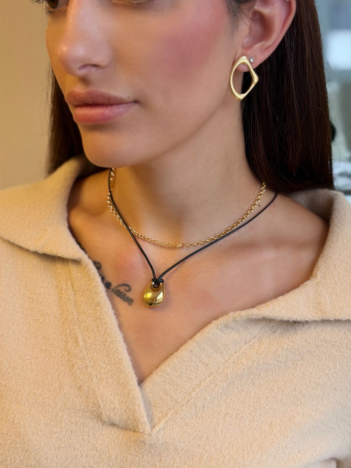 COLAR DOURADO AJUSTAVEL COM COURO E PINGENTE ORGANICO FREE