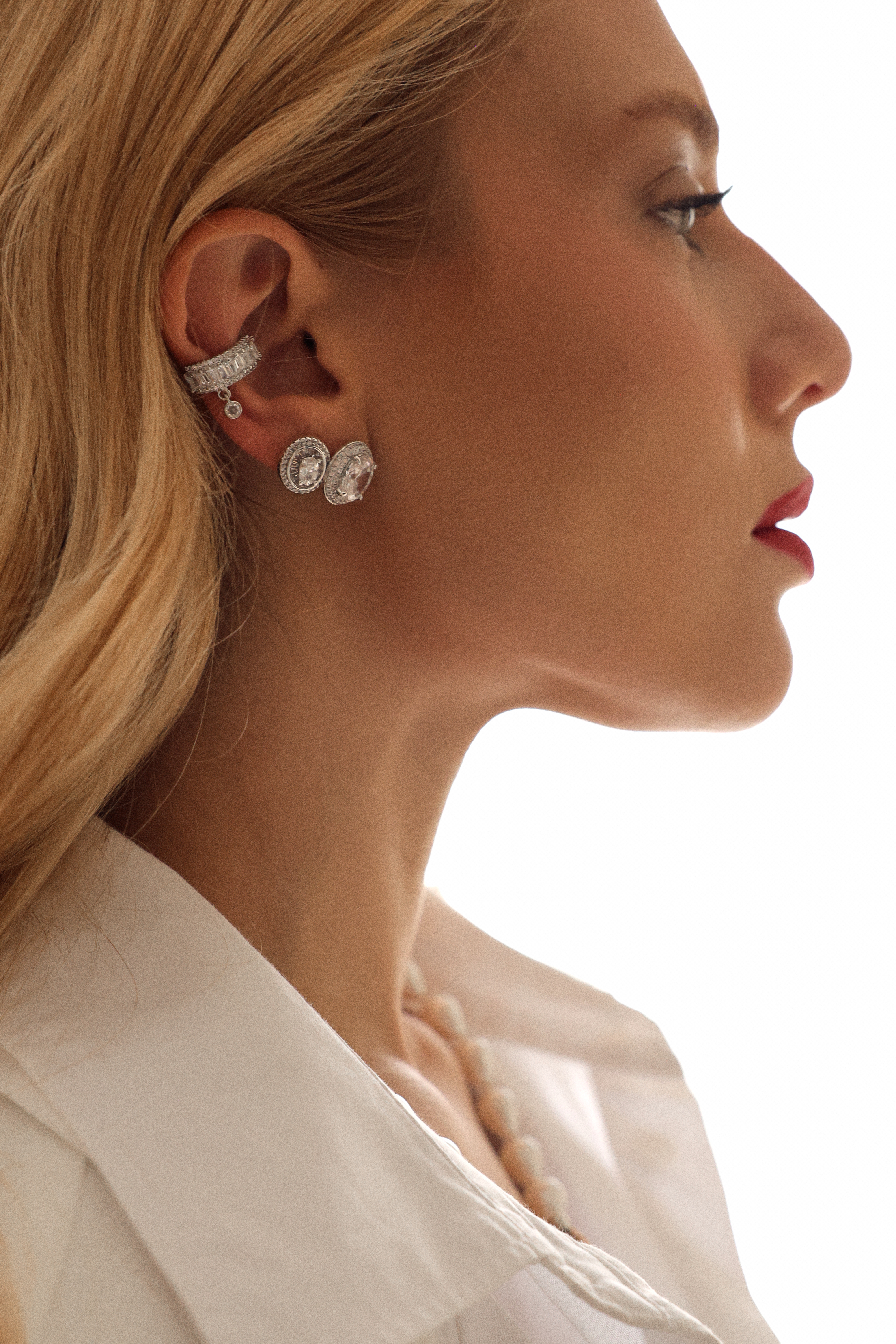 BRINCO ZIRCONIA OVAL C/ TRAPEZIO CRAVEJ EM VOLTA